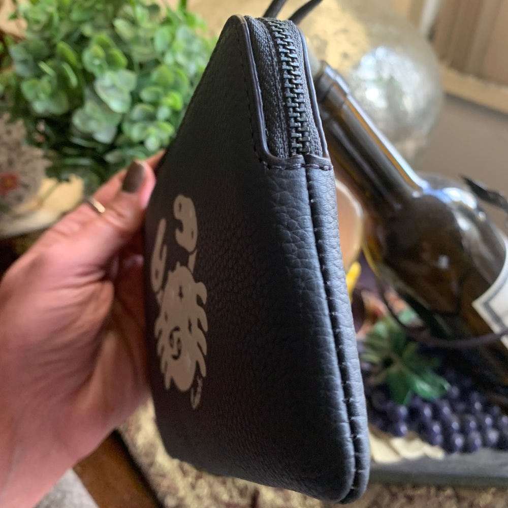 LIMITED ED🔥Authentic COACH Pebbled leather zip wristlet with Cancer print - Picture 4 of 8
